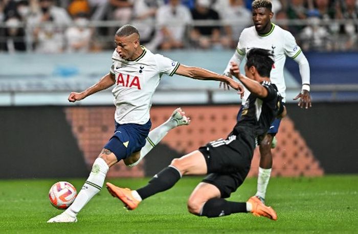 Penyerang Tottenham Hotspur, Richarlison, beraksi dalam laga pramusim Liga Inggris kontra K-League XI di Stadion Seoul World Cup, 13 Juli 2022.