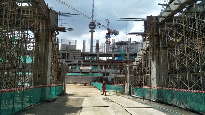 Pemandangan pengerjaan pembangunan venue FIBA World Cup 2023  Arena Indonesia di kawasan Gelora Bung Karno, Senayan, Jakarta (14/7/2022).
