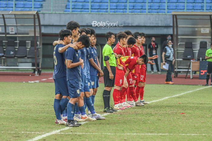 Skuat timnas U-19 Vietnam (skuad timnas U-19 Vietnam) dan skuat timnas U-19 Thailand (skuad timnas U-19 Thailand) nampak sedang menunggu giliran menendang penalti saat bertanding di Stadion Patriot Candrabhaga, Bekasi, Jawa Barat, 15 Juli 2022.