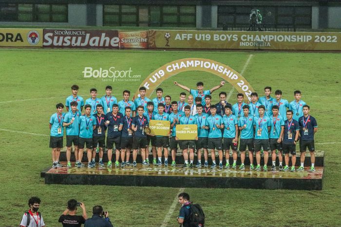 Skuat timnas U-19 Vietnam (skuad timnas U-19 Vietnam) sedang berfoto bersama seusai menjadi juara ketiga Piala AFF U-19 2022 di Stadion Patriot Candrabhaga, Bekasi, Jawa Barat, 15 Juli 2022.