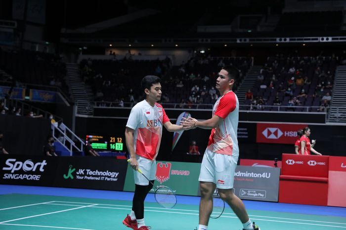 Pasangan ganda putra Indonesia, Leo Rolly Carnando/Daniel Marthin, pada perempat final Singapore Open 2022 di Singapore Indoor Stadium, Jumat (15/7/2022).