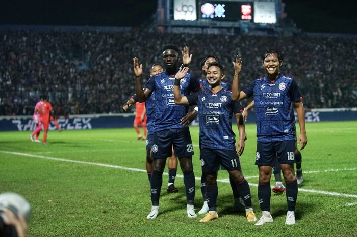Selebrasi striker Arema FC, Abel Issa Camara usai cetak gol tunggal kemenangan Arema FC di final leg pertama Piala Presiden 2022 di Stadion Kanjuruhan, Kabupaten Malang