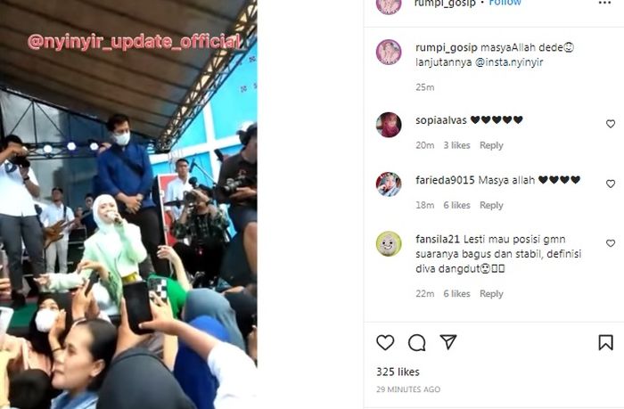Lesty Kejora membiarkan penonton untuk terus menggenggam tangannya saat sedang manggung