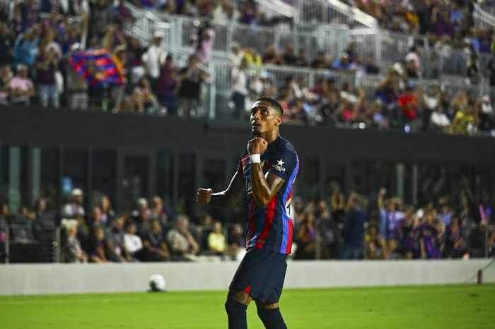Raphinha merayakan gol dalam duel pramusim Barcelona melawan Inter Miami di DRV PNK Stadium, Fort Lauderdale (19/7/2022).
