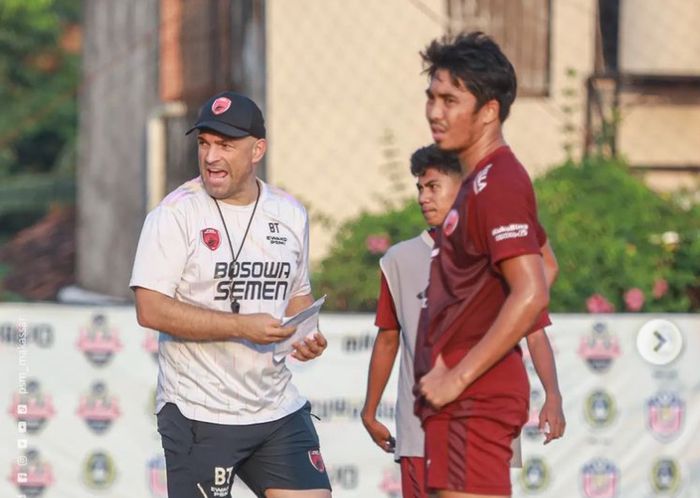 Pelatih PSM Makassar, Bernardo Tavares saat memimpin latihan tim
