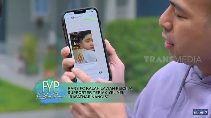 RAffi Ahmad saat menceritakan momen Rafathar sedih karena diejek oleh para suporter Persija Jakarta seusai RANS FC kalah.