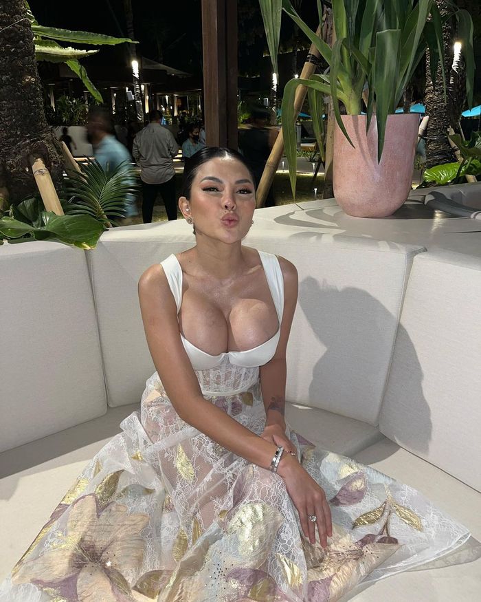 Nikita Mirzani pakai busana terbuka saat party di Bali