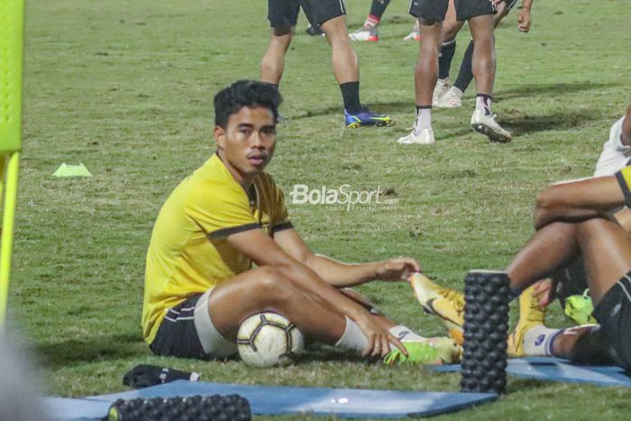 Bek Bhayangkara FC, Nurhidayat Haji Haris, nampak sedang bersiap jelang latihannya di Stadion PTIK, Jakarta, 20 Juli 2022.