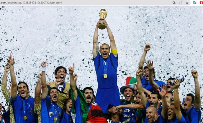 Fabio Cannavaro saat merayakan gelar juara Piala Dunia 2006 bersama timnas Italia.