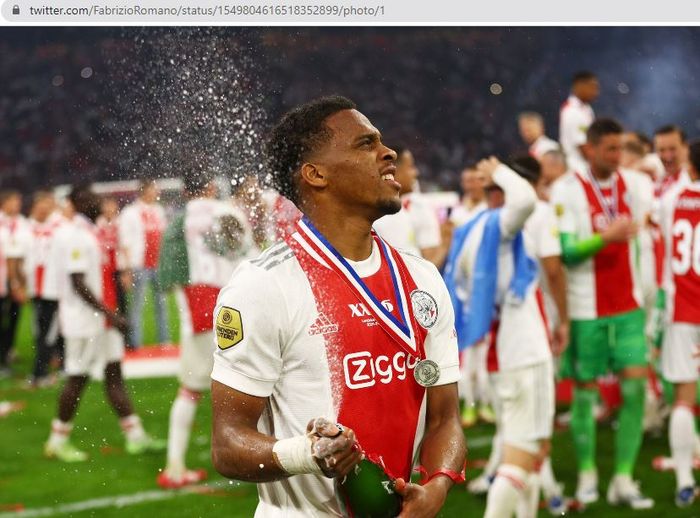 Bek tengah Ajax yang tengah diincar Manchester United, Jurrien Timber, saat merayakan gelar juara.