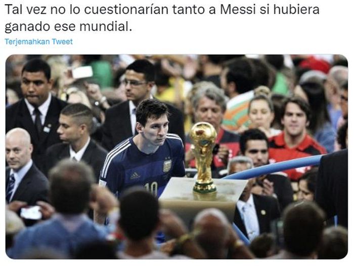 Momen megabintang timnas Argentina, Lionel Messi, hanya bisa menatap trofi Piala Dunia 2014 yang ada di depannya