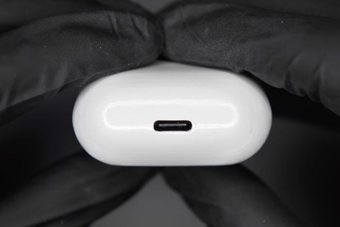 Modifikasi AirPods dengan Port USB-C