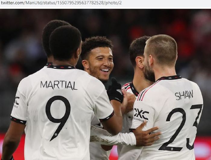 Jadon Sancho merayakan gol bersama rekan-rekannya kala Manchester United melawan Aston Villa di laga pramusim pada Sabtu (23/7/2022).