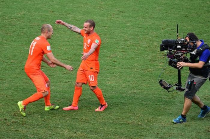 Winger timnas Belanda, Arjen Robben, melakukan selebrasi bersama Wesley Sneijder, seusai mengalahkan timnas Meksiko dalam laga babak 16 besar Piala Dunia 2014 di Stadion Castelao, 29 Juni 2014.