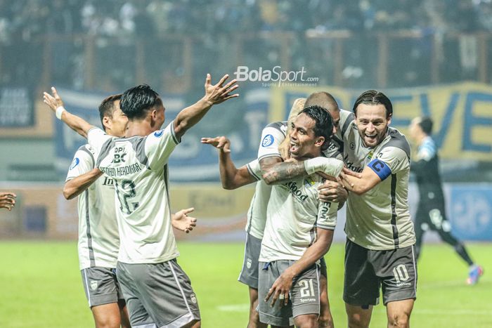 Sejumlah pemain Persib Bandung yang salah satunya Marc Klok sedang merayakan gol dari Frets Butuan di Stadion Wibawa Mukti, Cikarang, Jawa Barat, 24 Juli 2022.