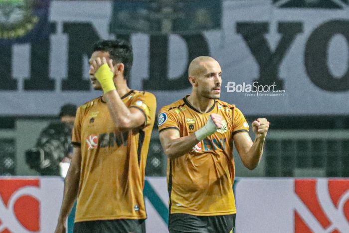 Striker Bhayangkara FC, Youssef Ezzejjari (kanan), nampak mengepalkan tangannya sebagai tanda keberhasilannya mencetak gol di Stadion Wibawa Mukti, Cikarang, Jawa Barat, 24 Juli 2022.