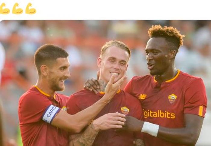 Para pemain AS Roma merayakan gol yang dicetak ke gawang Nice dalam laga pramusim Liga Italia di Stadion Municipal de Albufeira, Sabtu (23/7/2022).