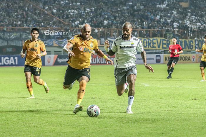 Bek Bhayangkara FC, Anderson Salles (kiri), sedang berebut bola dengan striker Persib Bandung bernama David da Silva dalam laga pekan pertama Liga 1 2022 di Stadion Wibawa Mukti, Cikarang, Jawa Barat, 24 Juli 2022.