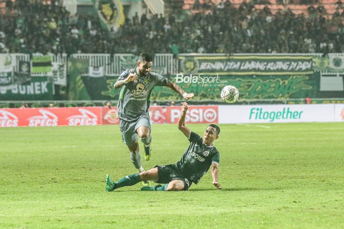 Pemain Persebaya Surabaya, Silvio Rodrigues Fereira Junior alias Juninho (kiri), sedang berusaha melewati pilar Persikabo 1973 bernama Lucky Octavianto (kanan) dalam laga pekan pertama Liga 1 2022 di Stadion Pakansari, Bogor, Jawa Barat, 25 Juli 2022.