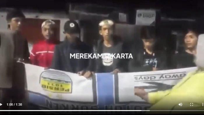 Sejumlah bobotoh atau suporter Persib Bandung meminta maaf atas penganiayaan terhadap suporter Persija Jakarta, Senin. (25/7/2022)
