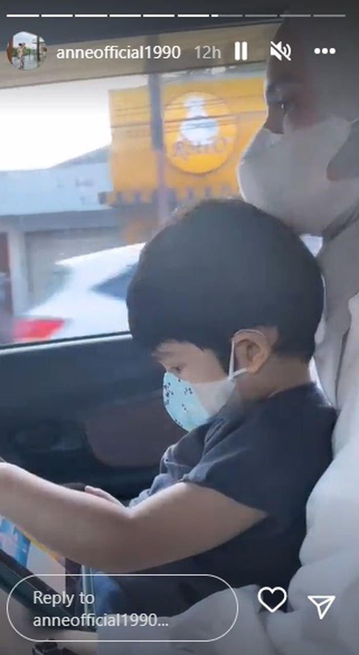 Putri Anne membawa anaknya jalan-jalan