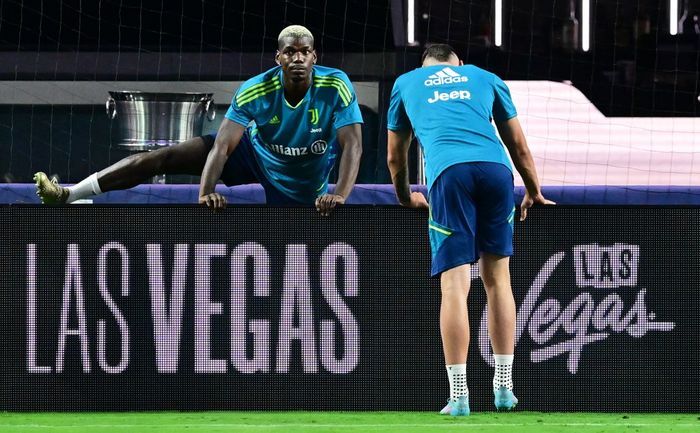 Paul Pogba saat pemanasan tim Juventus  dalam momen latihan pramusim di Allegiant Stadium, Las Vegas, Nevada (21/7/2022).