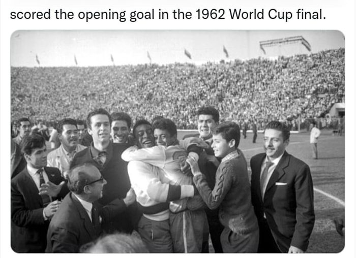 Legenda timnas Brasil, Pele, memeluk erat Amarildo setelah jadi pahlawan kemenangan di Piala Dunia 1962.