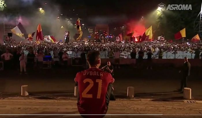 Momen perkenalan Paulo Dybala di depan 10 ribu fan AS Roma, Selasa (26/7/2022).