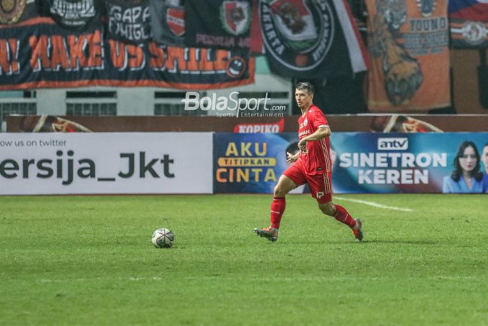 Bek Persija Jakarta, Ondrej Kudela, nampak sedang mengoper bola ketika bertanding di Stadion Wibawa Mukti, Cikarang, Jawa Barat, 16 Juli 2022.