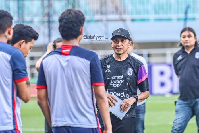 Pelatih RANS Nusantara FC, Rahmad Darmawan, nampak sedang memberikan intruksi kepada para pemainnya saat latihan di Stadion Pakansari, Bogor, Jawa Barat, 28 Juli 2022.