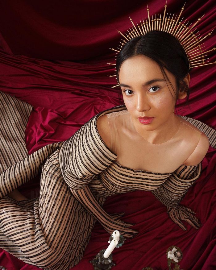 Pemotretan bak dewi matahari ala Lyodra Ginting.