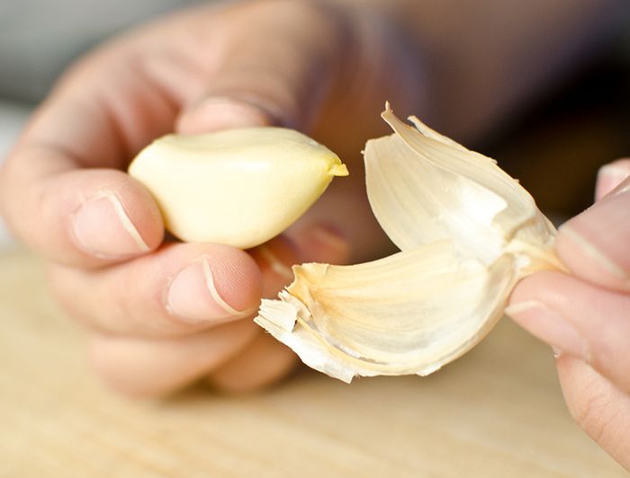 Bawang putih merupakan salah satu bahan alami di dapur yang dapat mengobati jerawat di hidung.