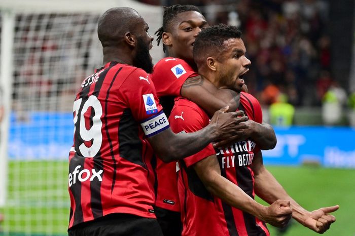 Winger AC Milan, Junior Messias, merayakan gol ke gawang Genoa dalam laga Liga Italia di Stadion San Siro, 15 April 2022.