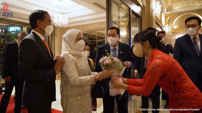 Iriana Jokowi saat diberi bunga Dita Karang