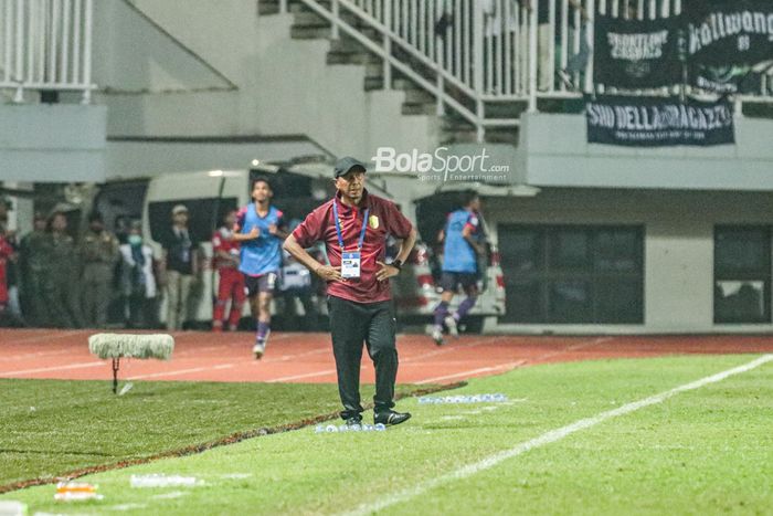 Pelatih RANS Nusantara FC, Rahmad Darmawan, Pelatih PSS Sleman, Seto Nurdiantoro, nampak sedang mengamati para pemainnya bertanding di Stadion Pakansari, Bogor, Jawa Barat, 29 Juli 2022.
