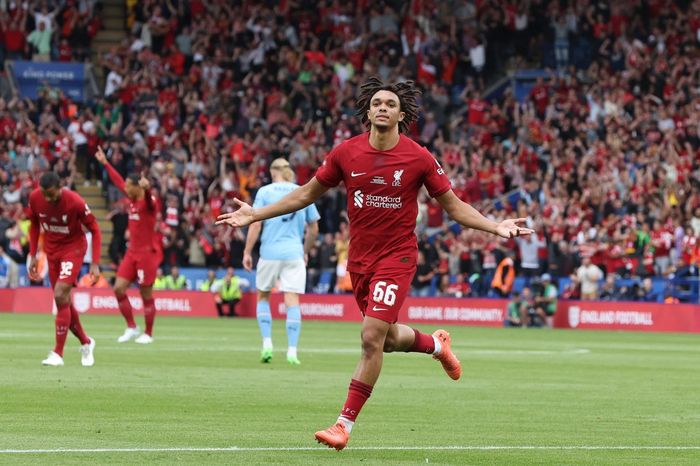 Bek kanan Liverpool, Trent Alexander-Arnold, merayakan gol ke gawang Manchester City dalam laga Community Shield di Stadion King Power, Sabtu (30/7/2022).