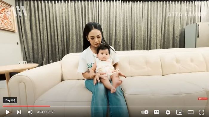 Krisdayanti membawa Ameena ke dokter