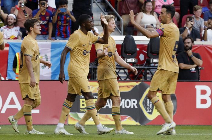 Pemain Barcelona merayakan gol Ousmane Dembele ke gawang New York Red Bulls di partai pramusim di New Jersey, AS (30/7/2022).