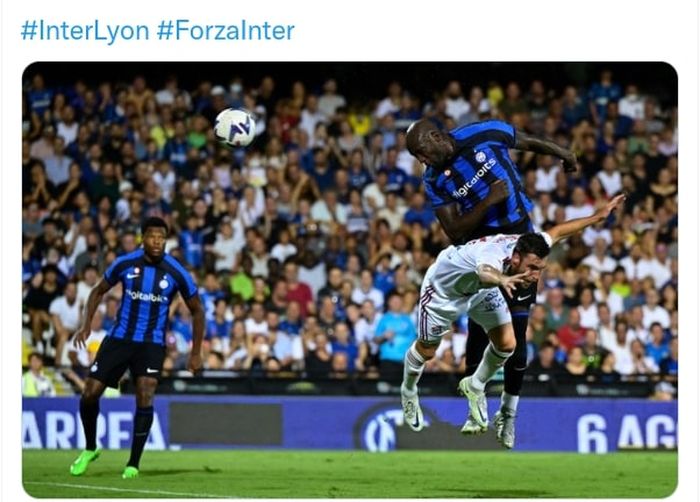 Romelu Lukaku cetak gol Inter Milan ke gawang Lyon dalam uji coba pramusim di Cesena (30/7/2022).