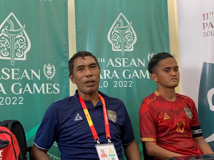 Pelatih timnas Sepakbola CP Indonesia, Anshar Ahmad dan Kapten tim,  Yahya Hernanda usai berlaga melawan Thailand pada laga perdana di Stadion UNS Solo, Minggu (31/7/2022)