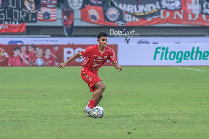 Bek Persija Jakarta, Muhammad Ferarri, sedang menguasai bola ketika bertanding di Stadion Patriot Candrabhaga, Bekasi, Jawa Barat, 31 Juli 2022.