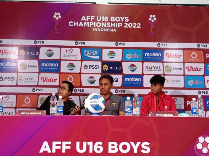 Pelatih timnas U-16 Indonesia, Bima Sakti dan striker Kaka saat menghadiri jumpa pers seusai laga Piala AFF U-16 2022 melawan Filipina, Minggu (31/7/2022).