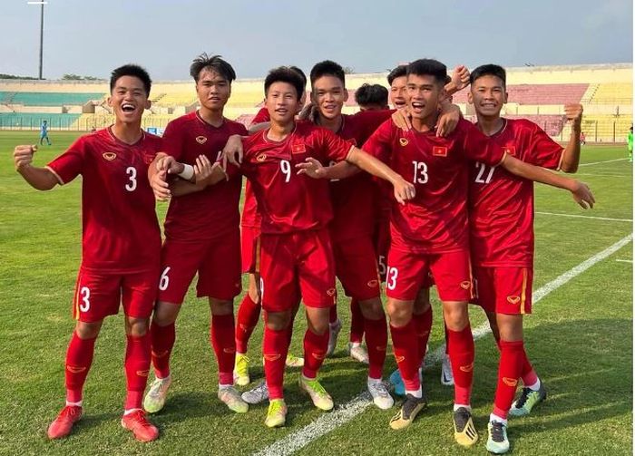 Para pemain Timnas U-16 Vietnam melakukan selebrasi usai mencetak gol ke gawang Timnas U-16 Singapura pada laga penyisihan Grup A Piala AFF U-16 2022, Minggu (31/7/2022).