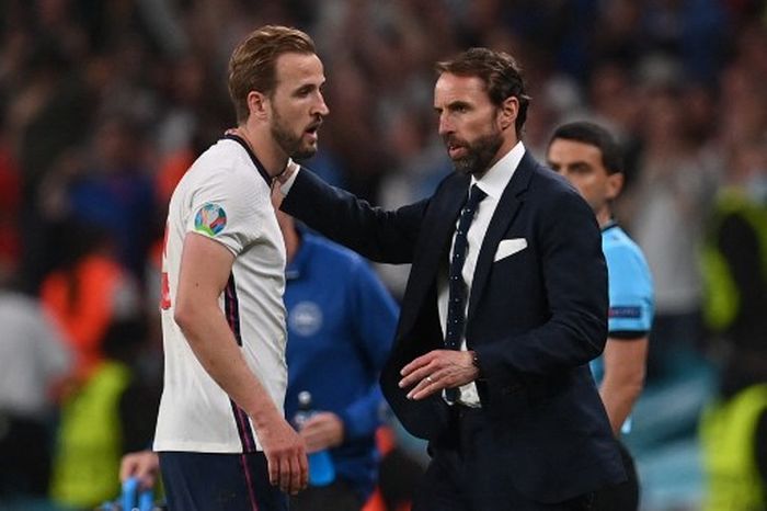 Harry Kane dan Gareth Southgate dalam duel semifinal Piala Eropa 2020 antara timnas Inggris vs Denmark (7/7/2021).
