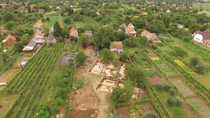 Las excavaciones bajo dos viñedos en la ciudad húngara de Szigetvar han descubierto los restos de Turbek, un complejo del siglo XVI construido en honor al sultán otomano Solimán I.