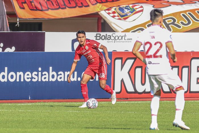 Bek sayap kanan Persija Jakarta, Frengky Deaner Missa alias Frengky Missa, sedang menguasai bola saat bertanding di Stadion Patriot Candrabhaga, Bekasi, Jawa Barat, 31 Juli 2022.