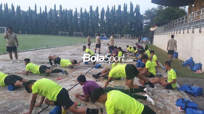 Suasana latihan timnas U-16 Indonesia di Lapangan Universitas Negeri Yogyakarta pada Selasa (2/8/2022).
