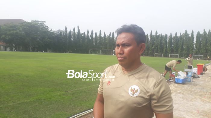 Pelatih timnas U-16 Indonesia, Bima Sakti saat memimpin latihan timnya di Lapangan Universitas Negeri Yogyakarta, Selasa (2/8/2022).
