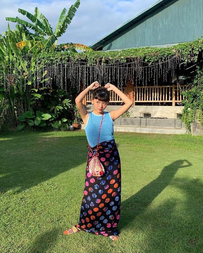 OOTD Makin Kece, Tiru 8 Ide Berkain Nusantara Buat Outfit Sehari-hari