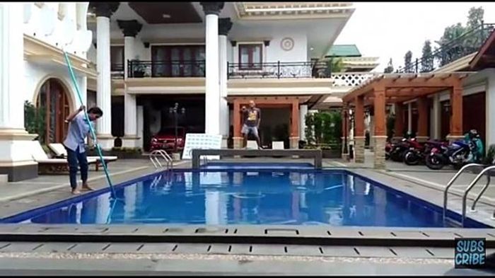 Kolam renang di rumah mewah Sule